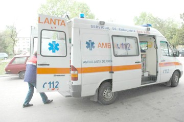 Copil opărit cu apă de mamă, dus de urgenţă la spital