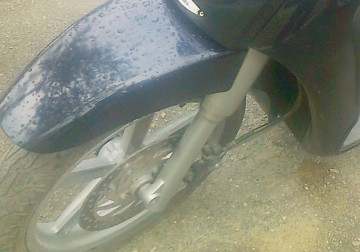 O femeie a fost lovită de o motocicletă, pe strada Democraţiei