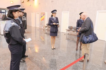 Poliţiştii constănţeni, acţiuni informative: au discutat cu şoferii, pietonii şi cu turiştii