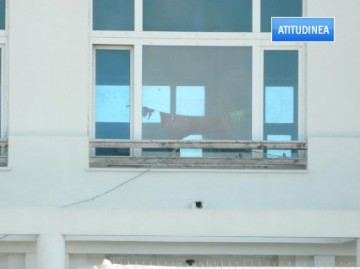 Ce-a fost şi ce-a ajuns! La Grand Hotel Rex, muncitorii îşi pun chiloţii în geamuri la uscat