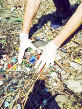 Dean Thompson, însărcinatul cu afaceri al SUA la Bucureşti, vine să ecologizeze plaja din Mamaia