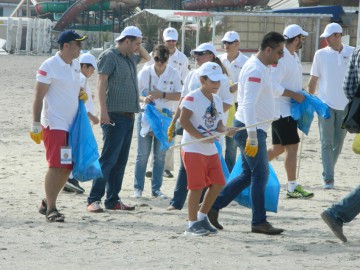 Armata americană a curăţat plaja din Mamaia. Primarul, prefectul şi şeful RAJA au adunat gunoaie alături de oficialul Ambasadei US