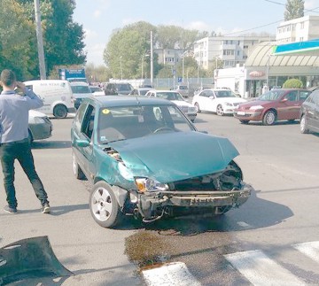 Două maşini au intrat în coliziune la intersecţia din zona Far