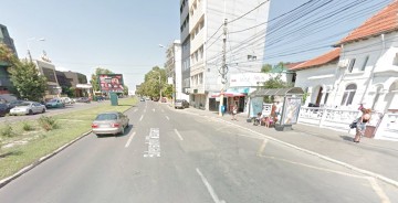 La un pas de tragedie: a intrat cu maşina într-o staţie de autobuz