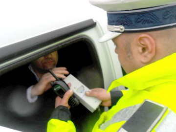 Un şofer de microbuz a fost prins băut la volan