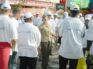 Soldaţii americani căliţi în lupte, protejaţi pe plaja din Mamaia de Monica