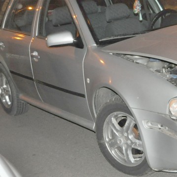 Două persoane au ajuns la spital din cauza unei şoferiţe neatente