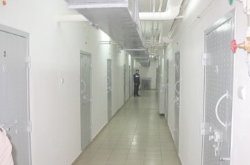 Inspectorul antifraudă trimis în judecată pentru corupţie rămâne în arest