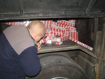 Ţigări de contrabandă depistate de către poliţişti într-un autocar care venea din Turcia