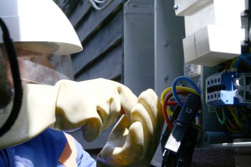 Mai multe zone din Constanţa rămân sâmbătă fără curent electric