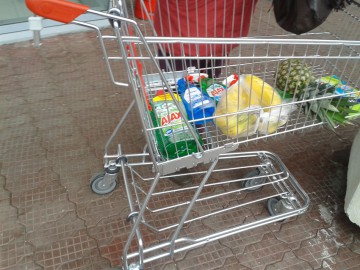 Senat: Magazinele să vândă 51% carne, legume şi fructe