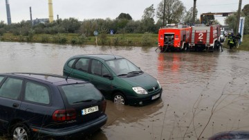 Inundaţiile au făcut prăpăd între Corbu şi Năvodari: maşini luate de apă, oameni transportaţi la spital