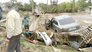 Inundaţiile au făcut prăpăd la Corbu şi Luminiţa: case distruse, maşini luate de ape şi oameni duşi la spital