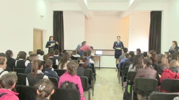 Poliţiştii constănţeni îi învaţă pe elevi cum să se ferească de pericolele internetului