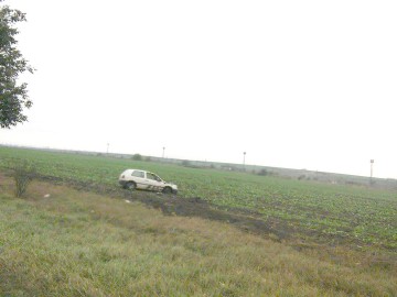 O maşină cu numere de Bulgaria s-a răsturnat pe DN3
