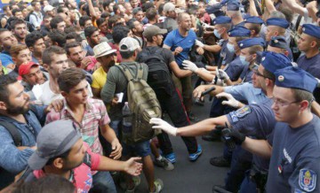 Imigranţii care ajung în România vor primi bani mai mulţi. Sumele cresc şi de zece ori