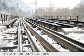 Trenuri blocate din cauza căderilor de zăpadă