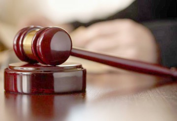 Indivizi trimişi în judecată pentru înşelăciune