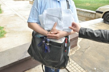 Poştăriţa acuzată că a fugit cu banii pensionarilor, pusă secretară la primăria lui Nicky Anghel