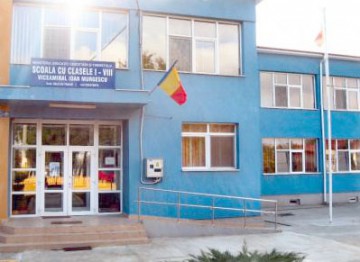 Scandal la Valu lui Traian: mama unei eleve s-a luat la ceartă cu directoarea şcolii din pricina uniformei