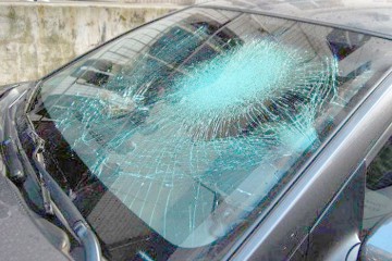 SCANDAL pe strada Dragoslavele din Constanţa: un individ gelos i-a distrus maşina rivalului său