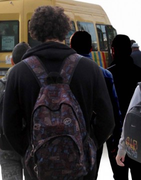 Elevii din Carvăn riscă să abandoneze cursurile: nu au bani pentru transport!