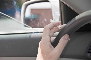 Anglia și Țara Galilor au interzis fumatul în mașini
