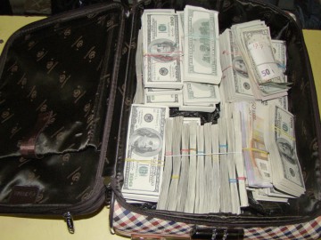 Românii din străinătate trimit acasă 3,4 miliarde dolari anual