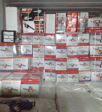 Sute de motofierăstraie contrafăcute, descoperite într-un container sosit din China