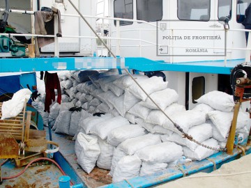 Pescador, unelte de pescuit şi 6,5 tone de rapană, confiscate de poliţişti