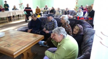 Elevii Colegiului de Arte au împărţit cadouri pentru vârstnicii din Constanţa