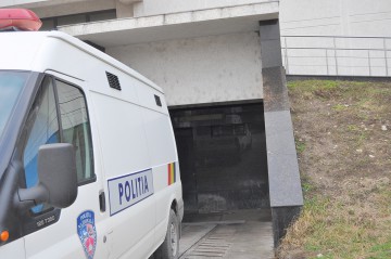 O constănţeancă, încătuşată pentru trafic de migranţi