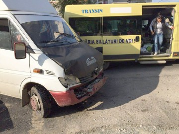 Microbuz de transport copii, implicat într-un accident rutier