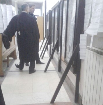 Indivizii cercetaţi pentru infracţiuni prin metoda Accidentul au fost puşi sub control judiciar