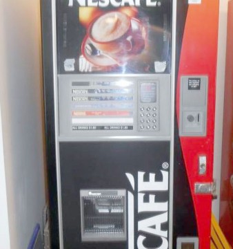 Doi indivizi au dat atacul la un atutomat de cafea