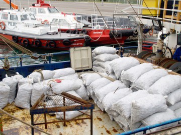 5 tone de rapană, confiscate de poliţişti de pe un pescador românesc