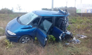 Accident rutier, la ieşire din Constanţa: o maşină s-a făcut PRAF după ce a intrat în coliziune cu un TIR, din cauza unui taximetru! - VIDEO