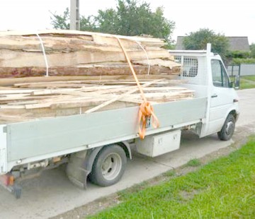 Anchetă la Kogălniceanu: un bărbat fără permis, prins conducând o maşină plină cu lemne