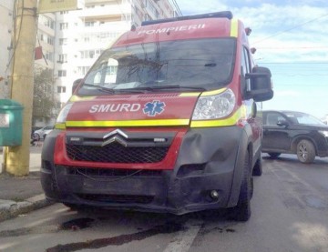 O ambulanţă SMURD care preluase victima unui accident, implicată înt-o coliziune în Tomis Nord