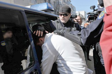Individul care a agresat cu bâte şi săbii doi jandarmi, din nou după gratii!