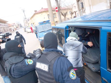 Infractori condamnaţi la închisoare, „săltaţi” de poliţişti