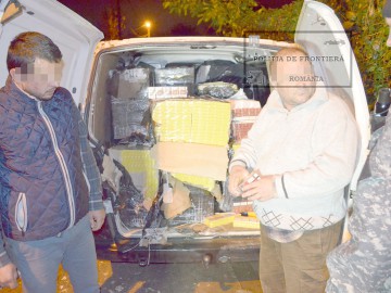 Indivizii care transportau ţigări în pereţii dubli ai unei autoutilitare, trimişi în judecată