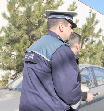 Condamnat pentru trafic de minori, prins de poliţişti