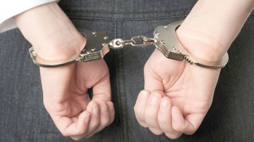 Falşi poliţişti, menţinuţi în arest la domiciliu şi sub control judiciar