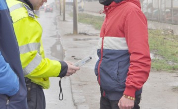 Un şofer cu permisul suspendat a refuzat alcooltestul şi proba de sânge