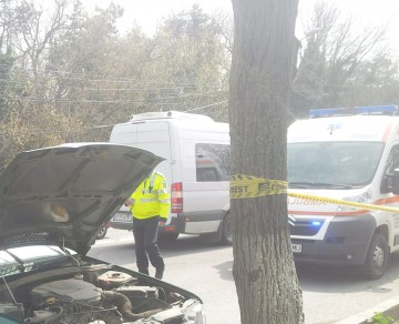 A intrat cu maşina în copac: doi morţi şi trei răniţi!