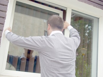 Individul care a spart o casă pe strada Lahovari rămâne în arest