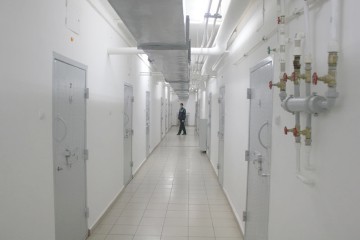 Individul care şi-a bătut mama la Viroaga, menţinut în arest