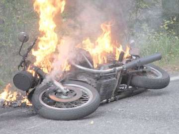 Accident la ieşirea din Constanţa spre Ovidiu: o motocicletă a luat foc!