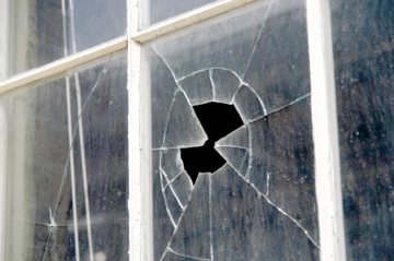 Supărare mare: a spart geamurile unui bar pentru că n-a mai primit băutură